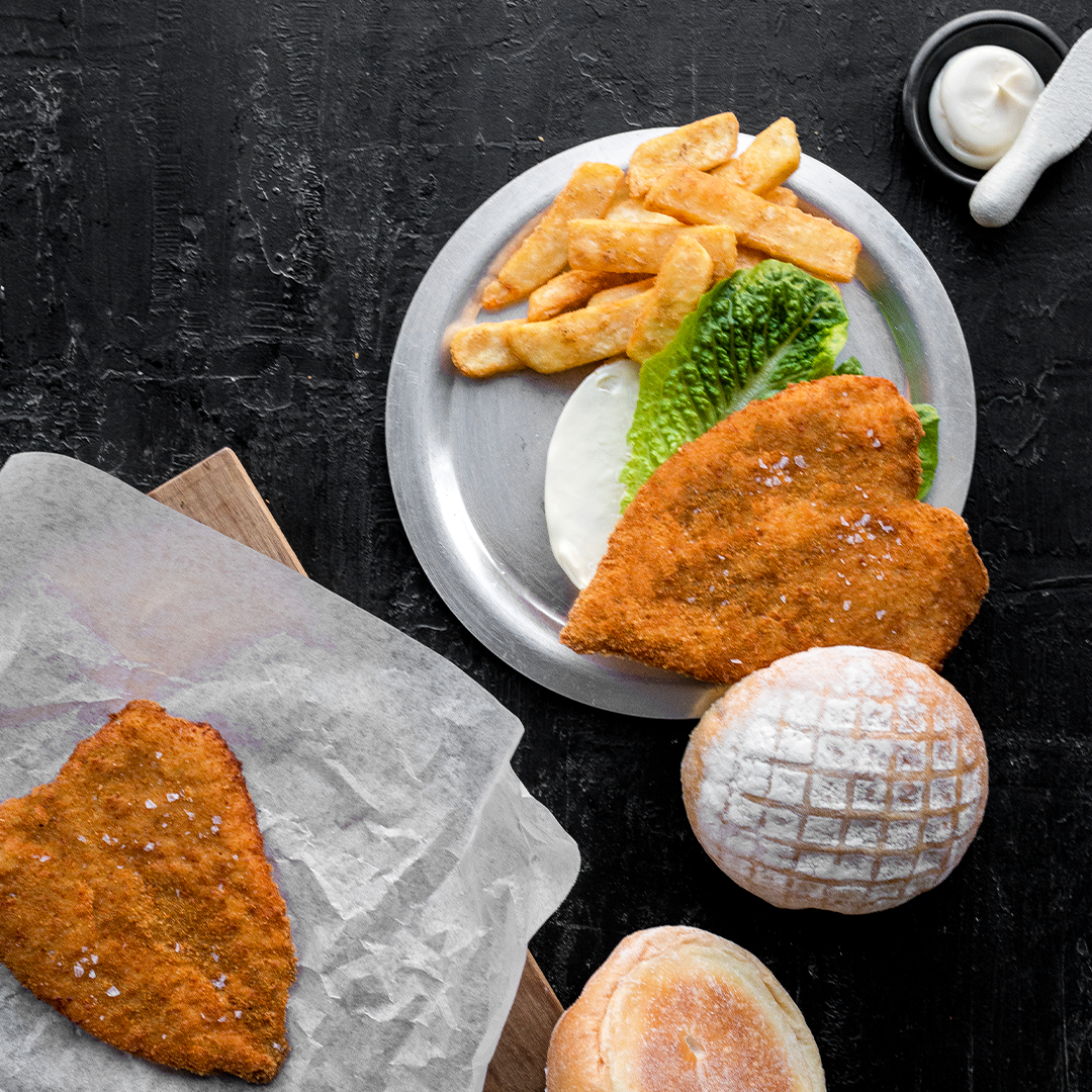 Hand-cut chicken schnitzels for foodservice kitchens